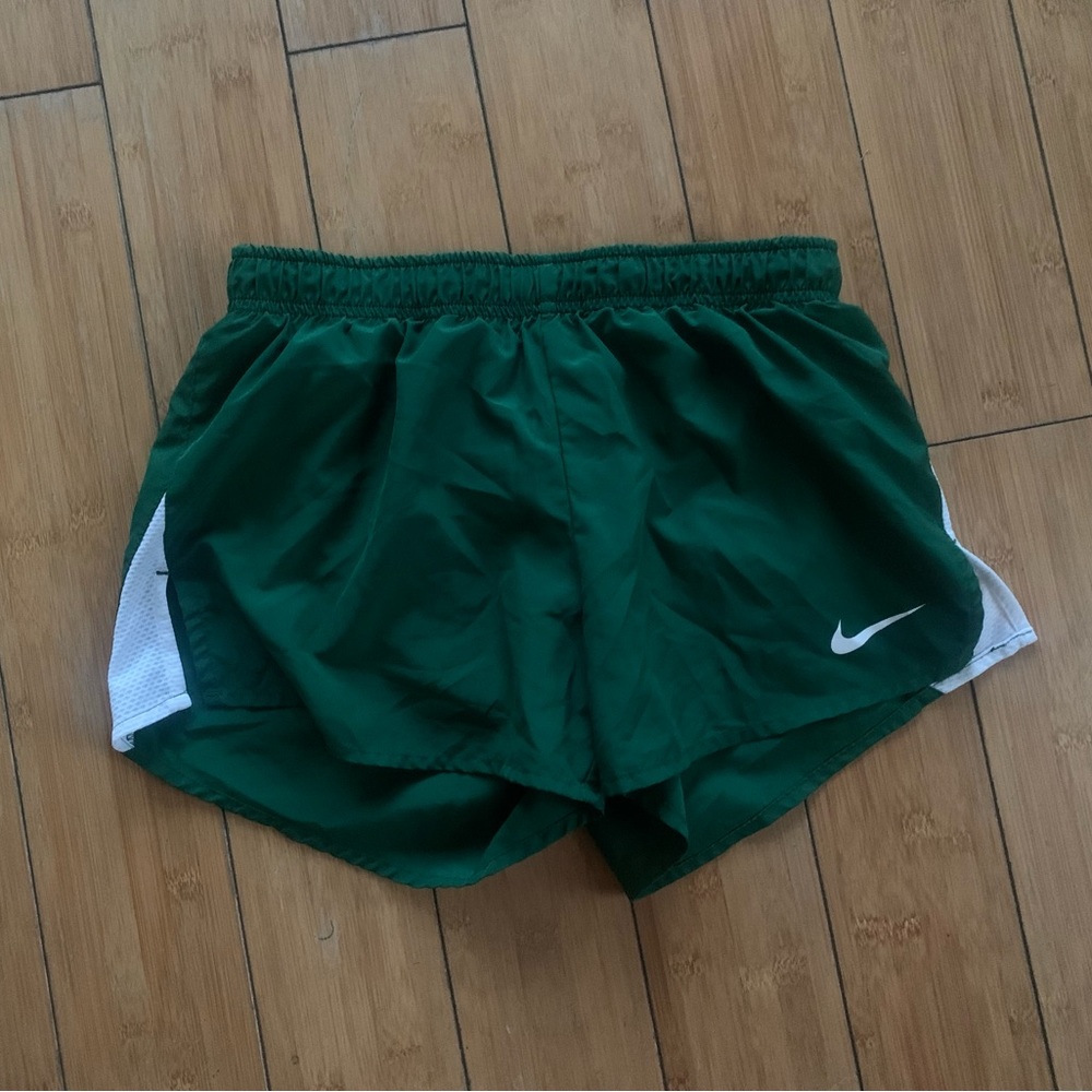 Running short Nike green ans white